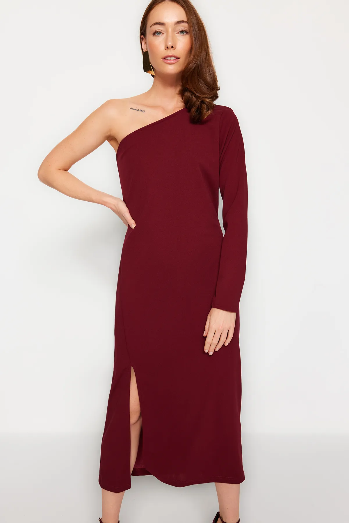 Trendyol Collection  Weinrotes Midi-Strickkleid mit asymmetrischem Ausschnitt und detailliertem Schlitz TWOAW24EL00623