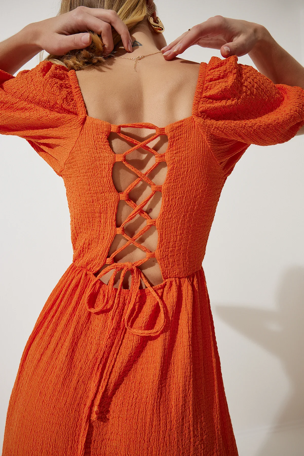 Happiness İstanbul  Strukturiertes Sommer-Strickkleid für Damen in Orange mit Herzkragen UB00050
