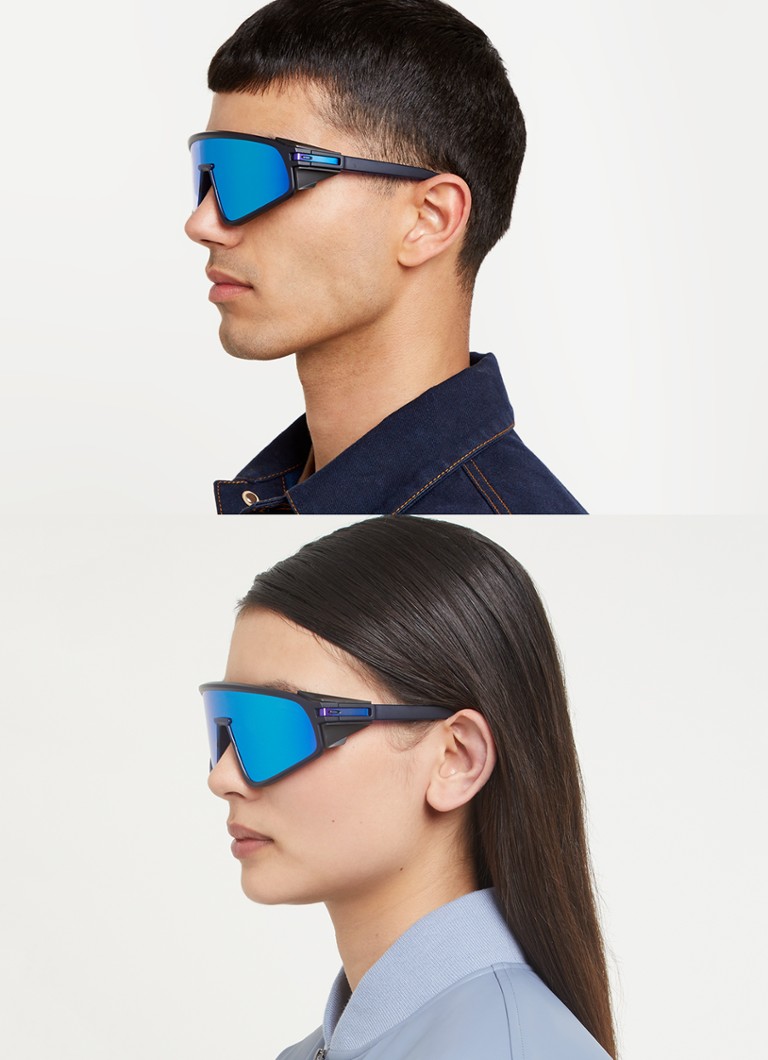 Γυαλιά ηλίου Oakley με αλληλοσυνδεόμενο πάνελ OO9404