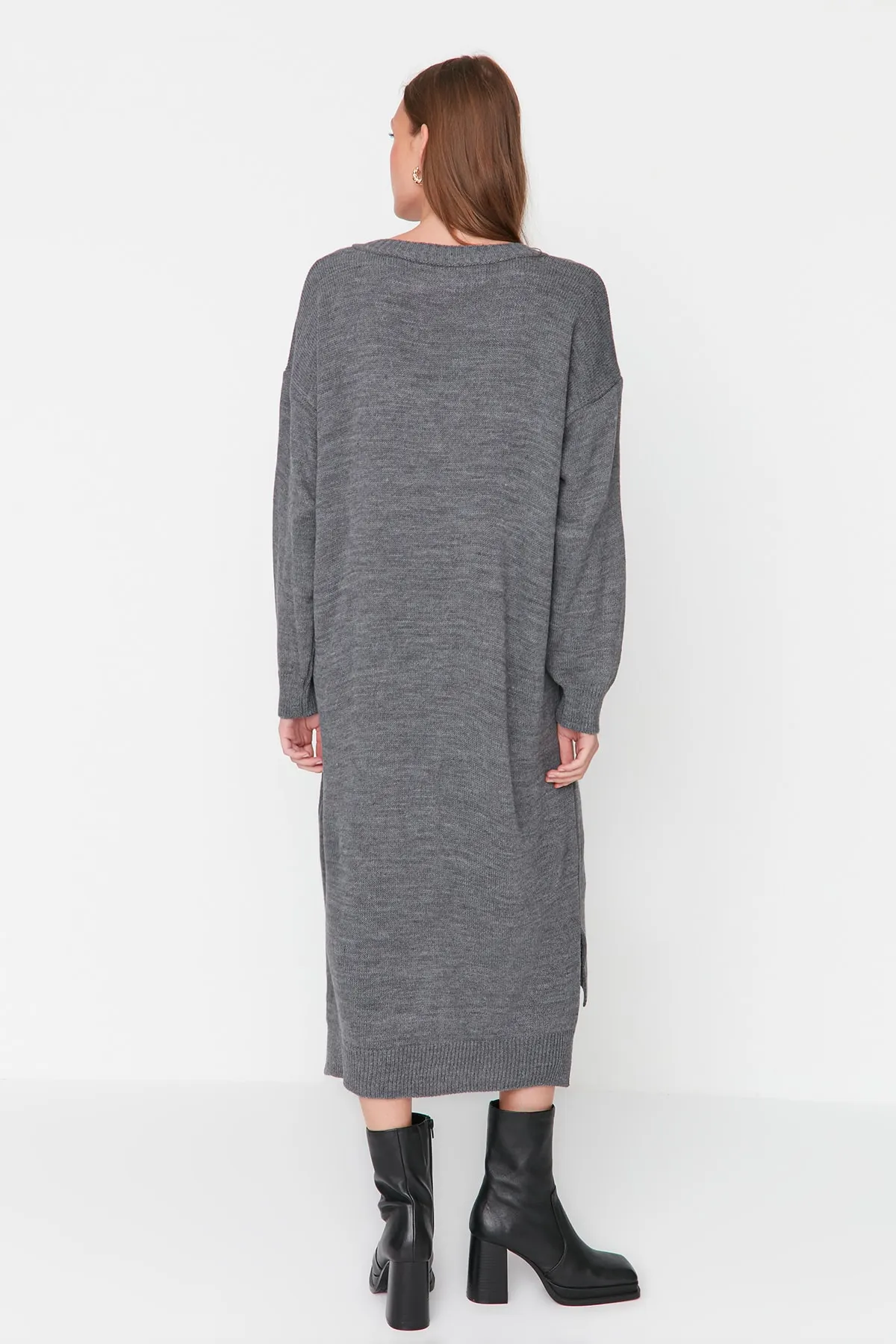 Trendyol Collection  Anthrazitfarbenes Maxi-Strickkleid mit V-Ausschnitt TWOAW23EL00642