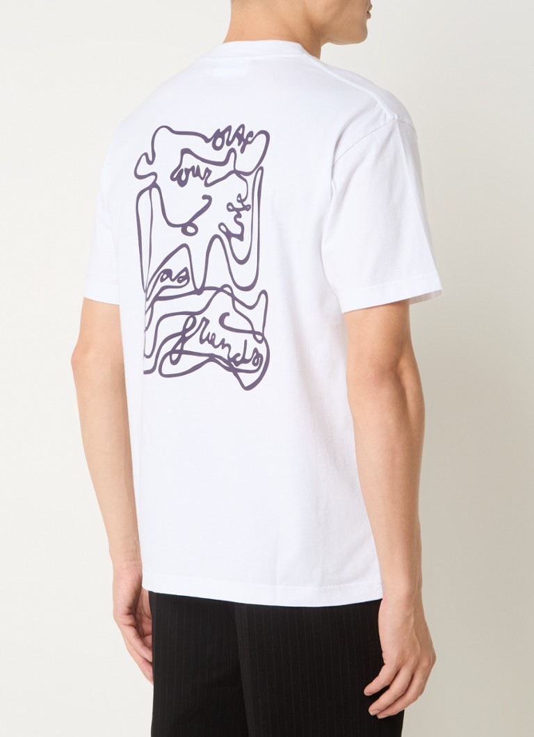 Camiseta OLAF com estampa nas costas e logo em formato de script.