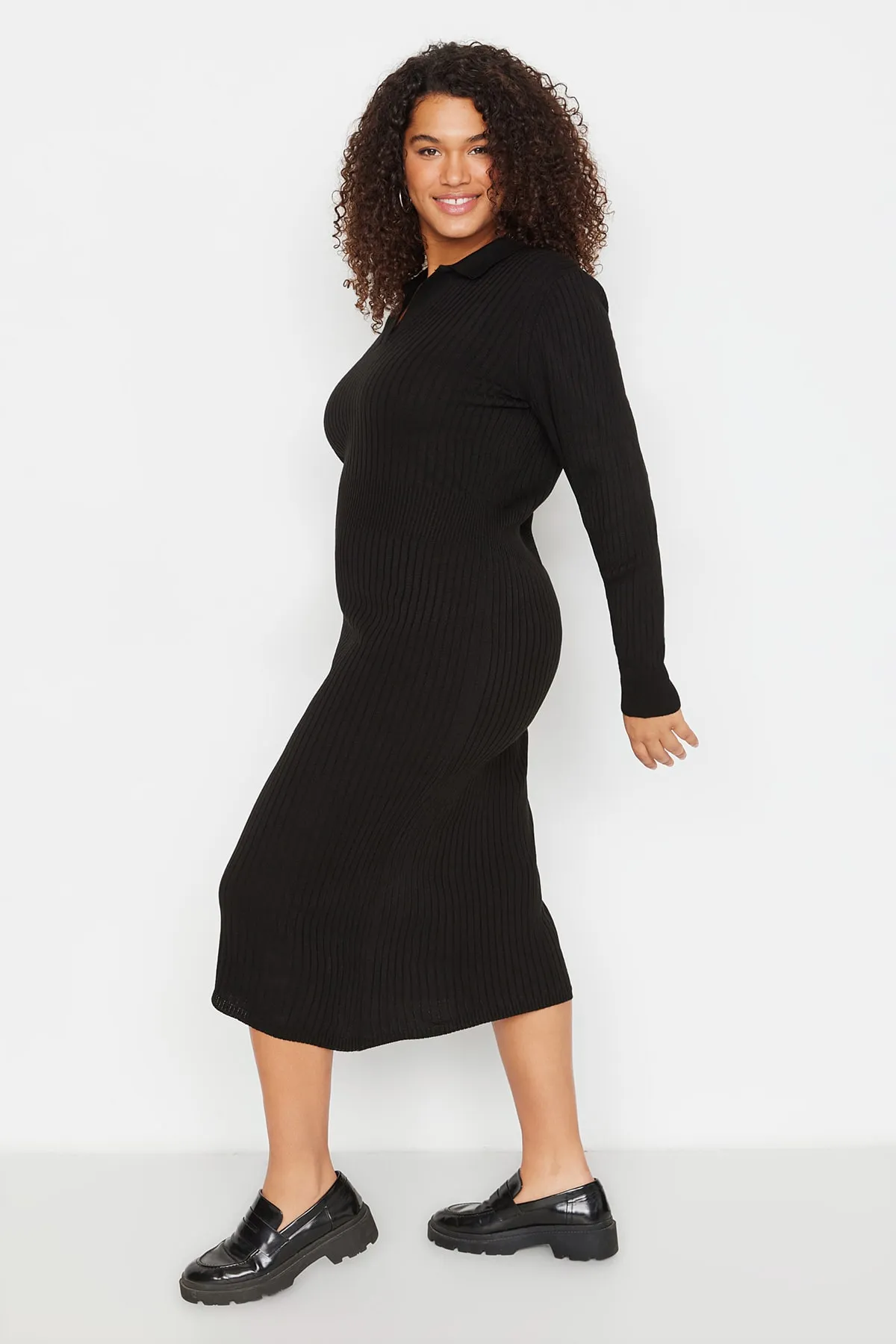 Trendyol Curve  Schwarzes Strickkleid mit Rollkragen