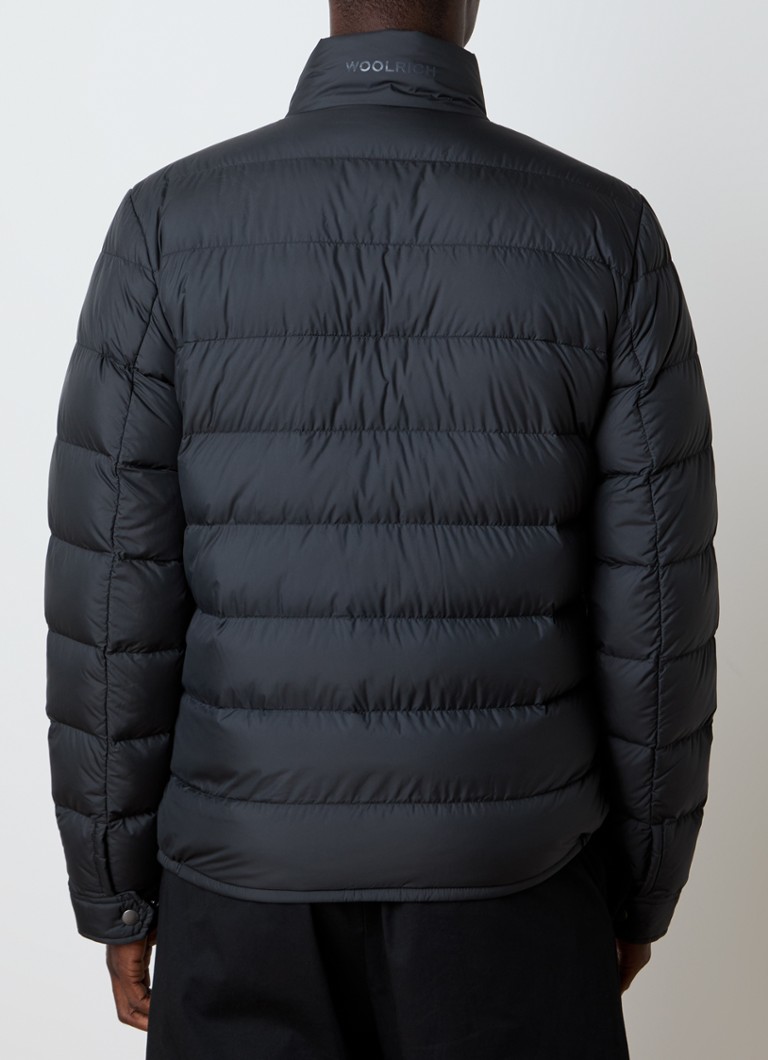 Jachetă matlasată din microfibră Woolrich, umplută cu puf și prevăzută cu buzunare laterale.