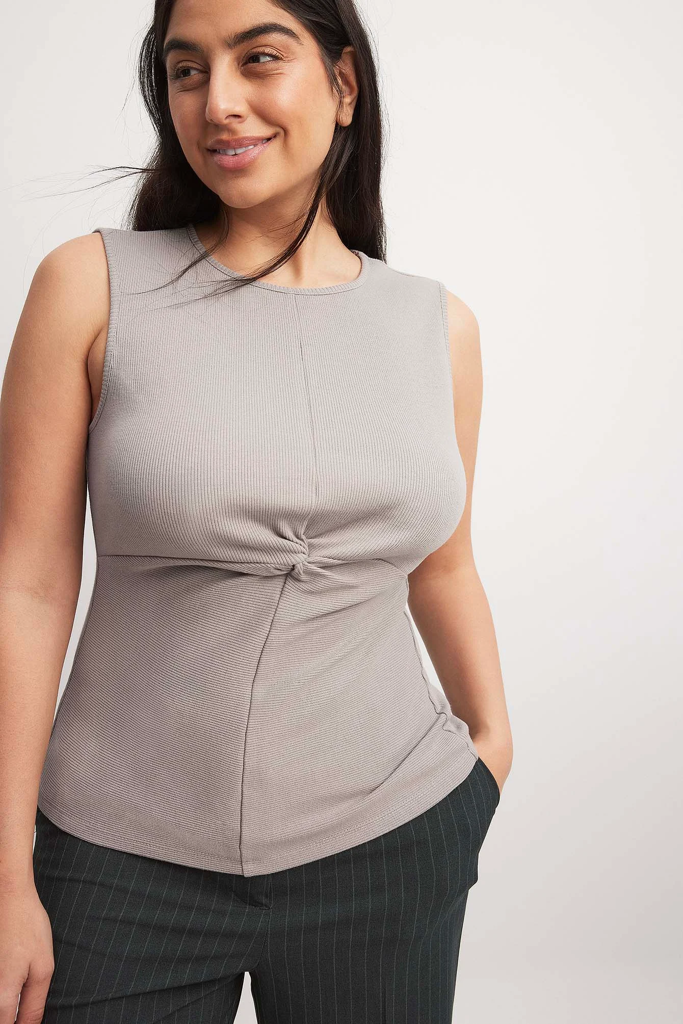 Geripptes Top mit Twist-Detail vorne