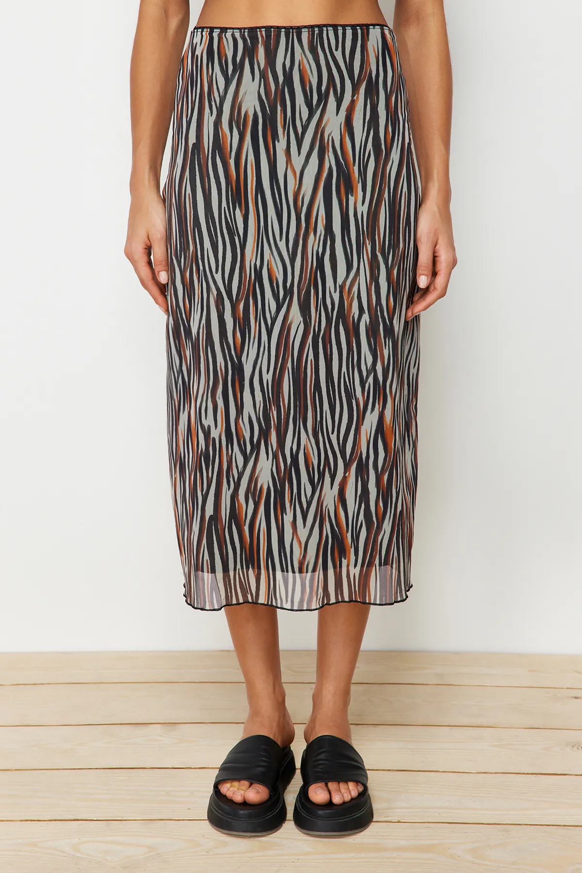Trendyol Collection  Brauner bedruckter Midi-Strickrock aus gefüttertem Tüll mit elastischer Taille TWOAW24ET00006