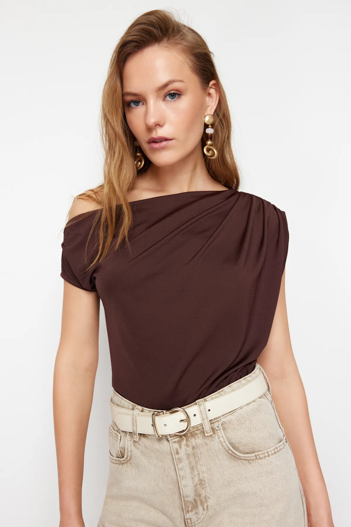 Trendyol Collection  Braune Regular/Normal Fit Asymmetrischer Kragen Ärmellose Stretch-Strickbluse TWOSS24BZ00396