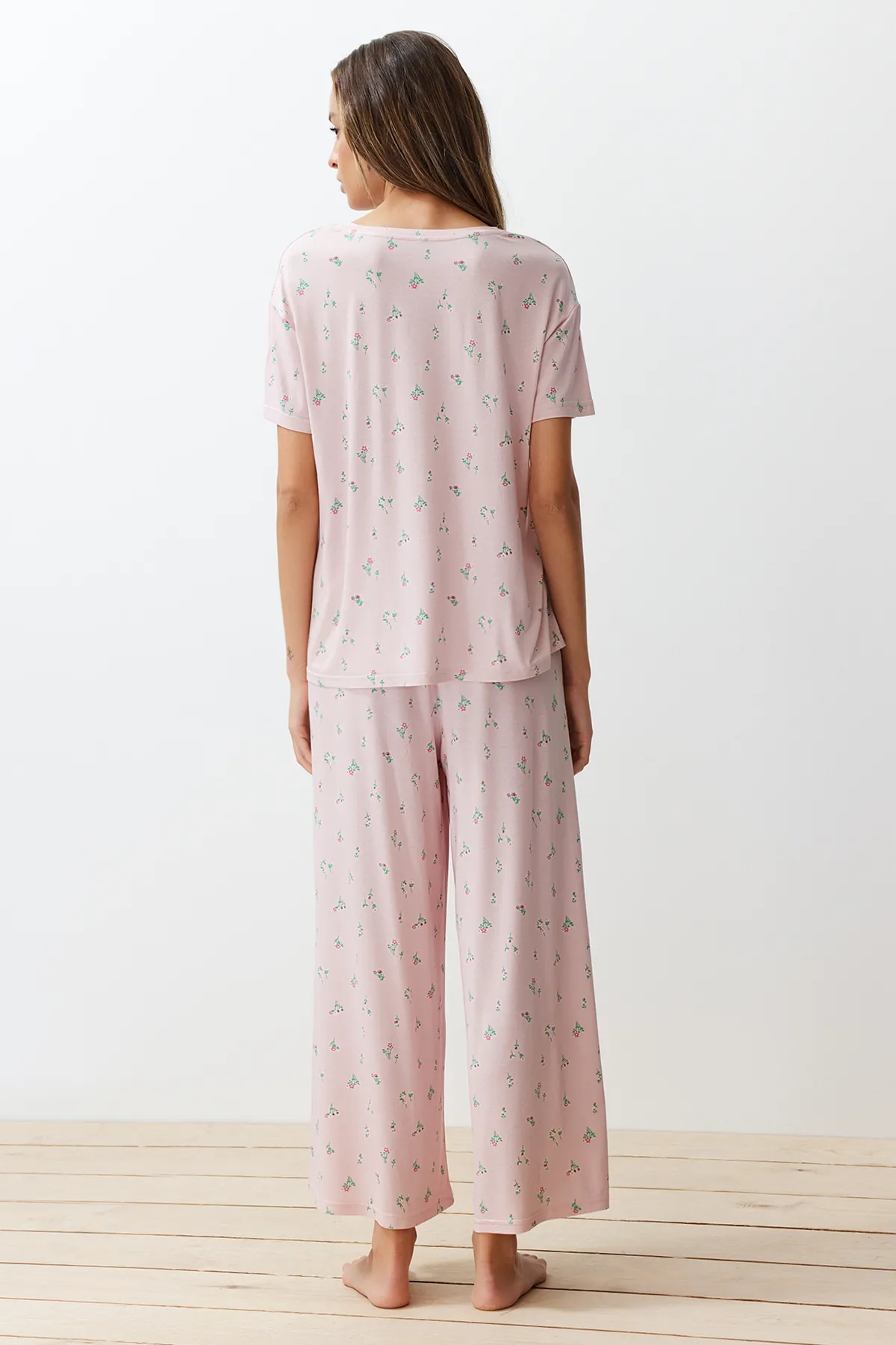 Trendyol Collection  Puder-mehrfarbiges Pyjama-Set aus Strick mit Blumenmuster THMSS24PT00231