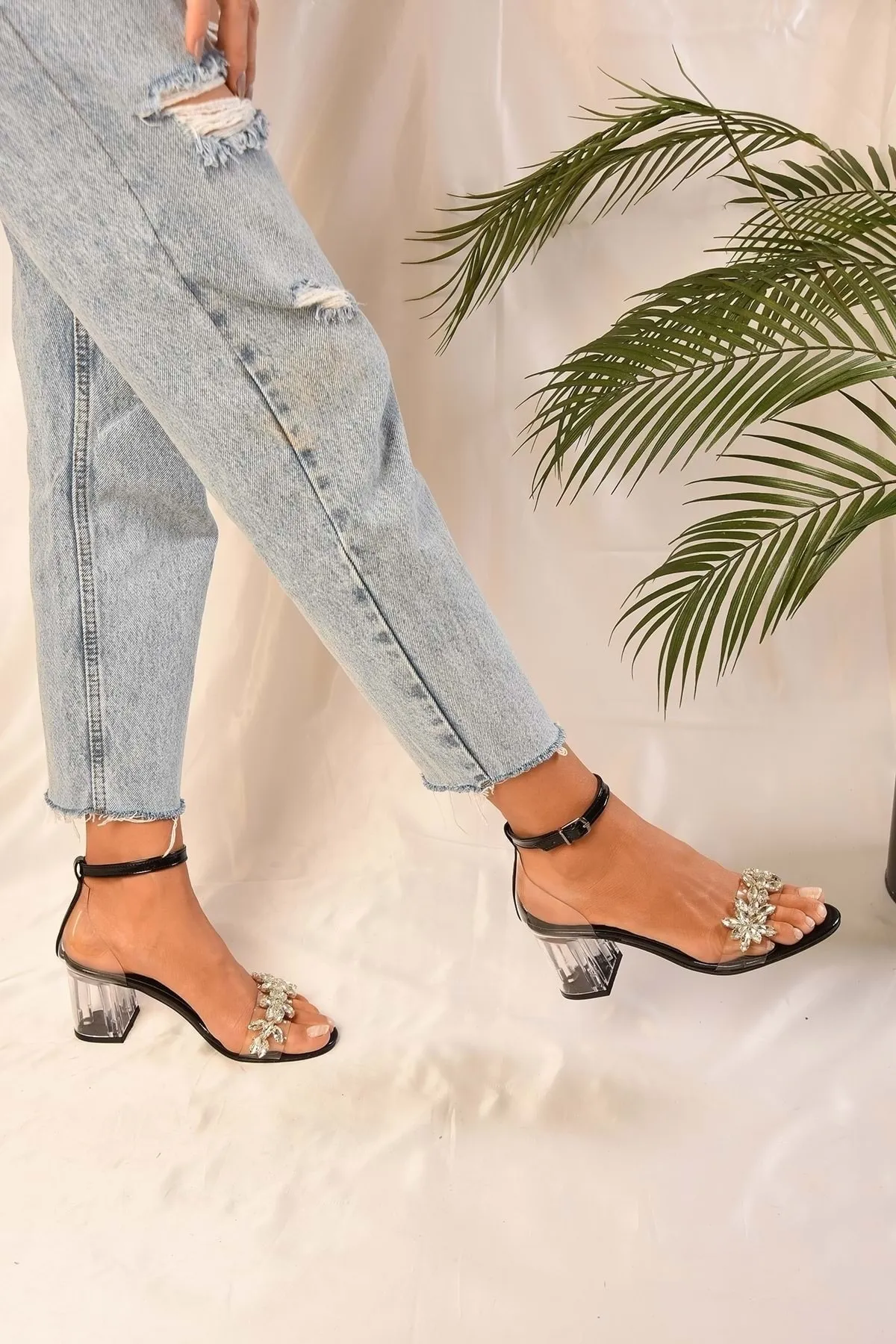 Shoeberry  Damen-Schuhe „Maggie“ in Schwarz mit transparentem Steinabsatz und einem Riemen