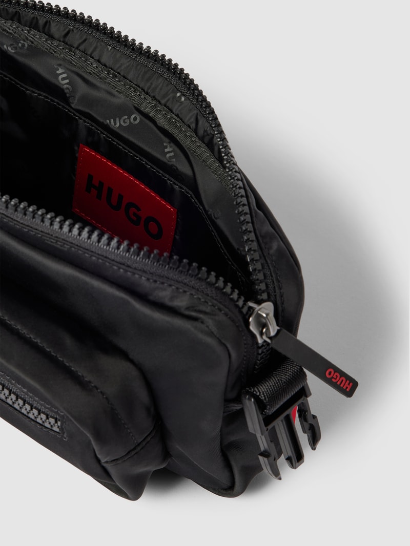 Umhängetasche mit Label-Patch Modell 'Ethon' in schwarz