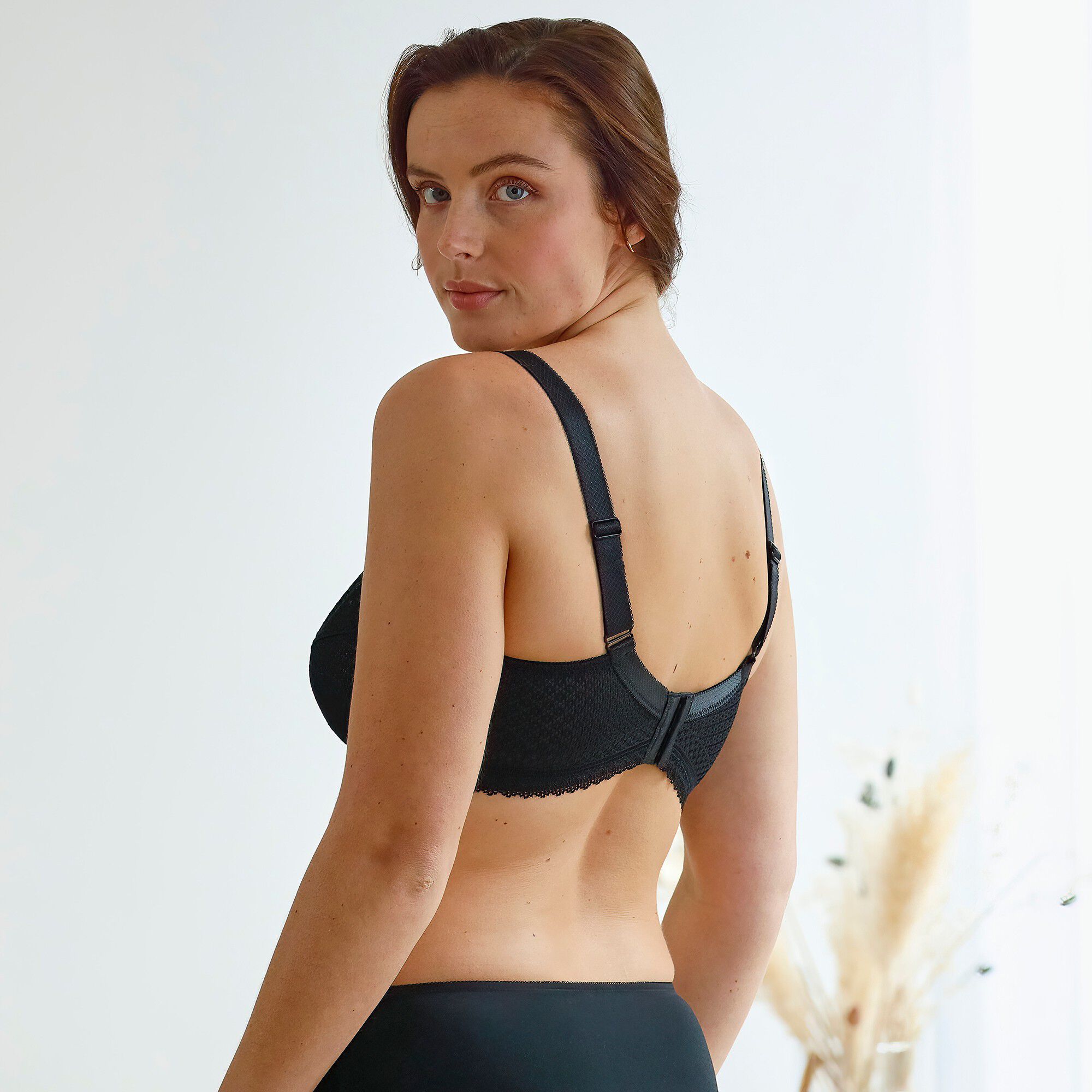 Soutien-gorge forme minimiseur dentelle Kalapana, avec armatures flexibles.