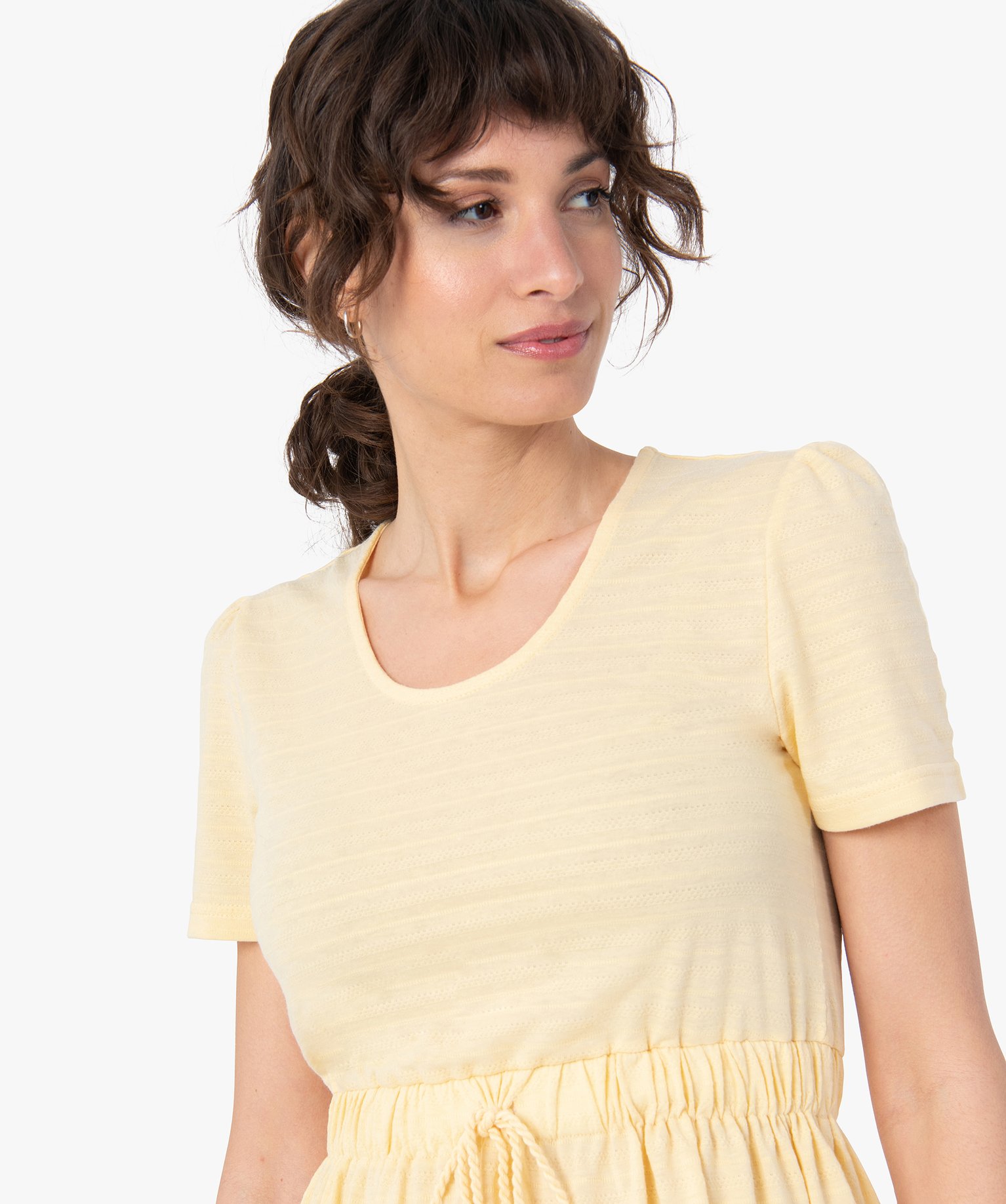 Robe femme à manches courtes en maille fluide jaune | GEMO