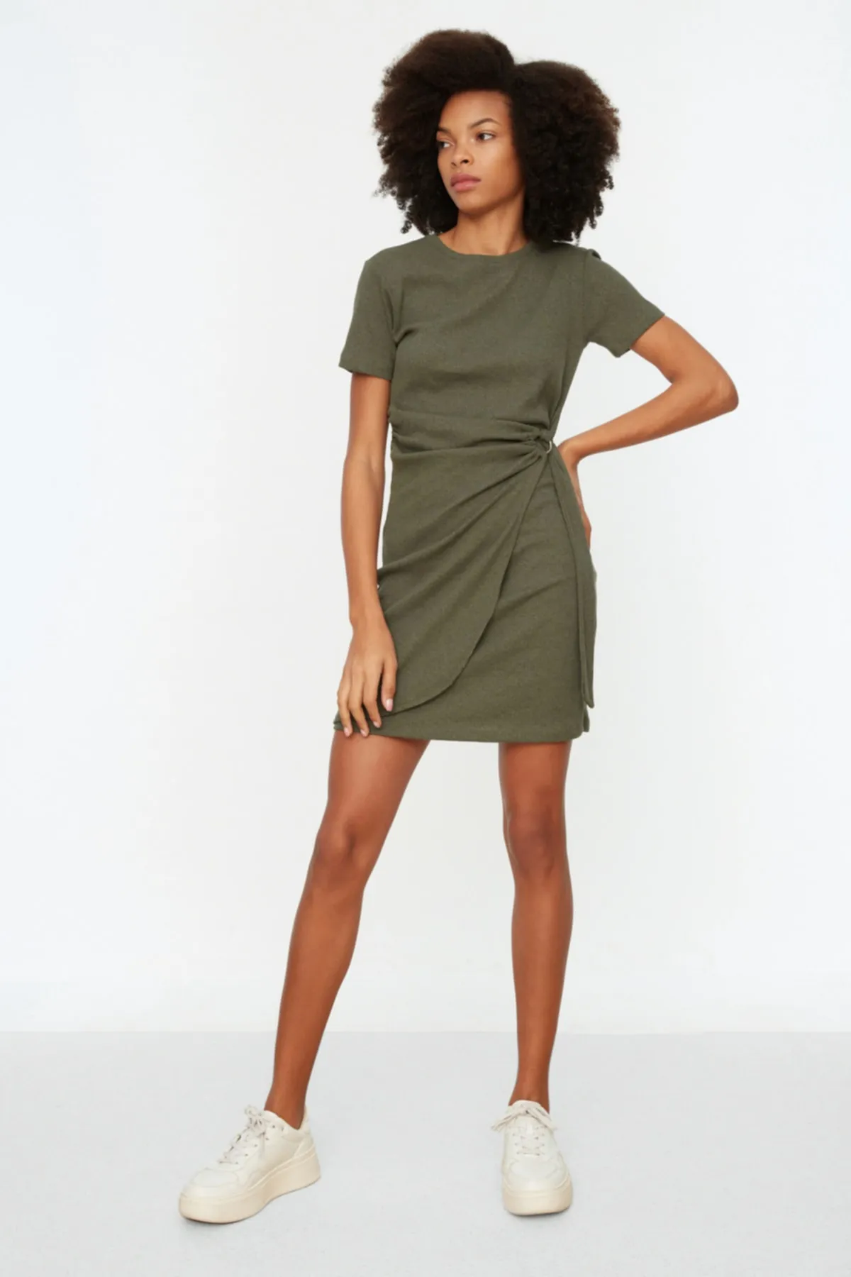 Trendyol Collection  Khakifarbenes, detailliertes Mini-Strickkleid mit Rundhalsausschnitt und Strickoptik TWOSS22EL0751