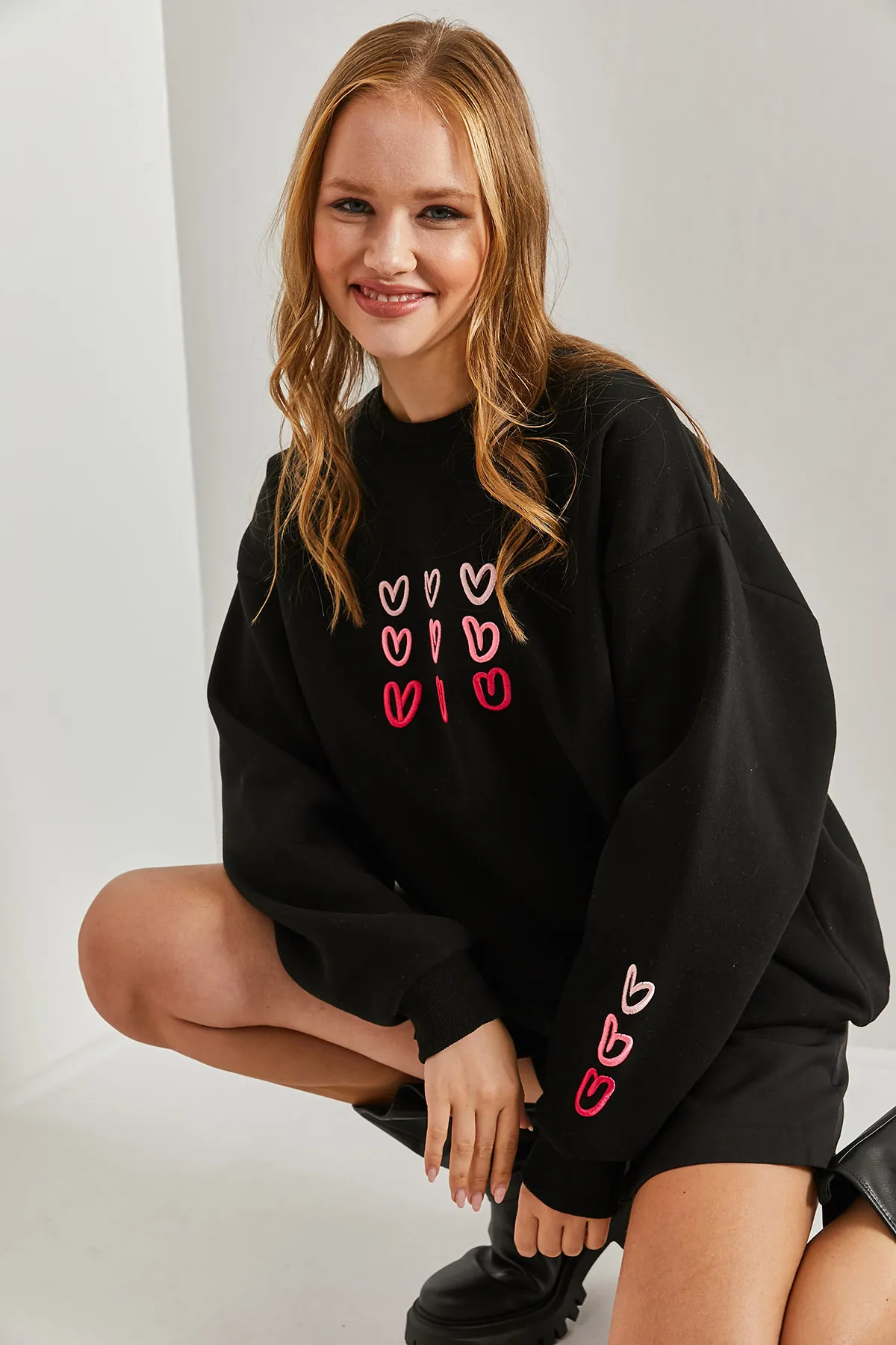 Bianco Lucci  Damen-Sweatshirt mit dreifädigem Raised Heart-Print