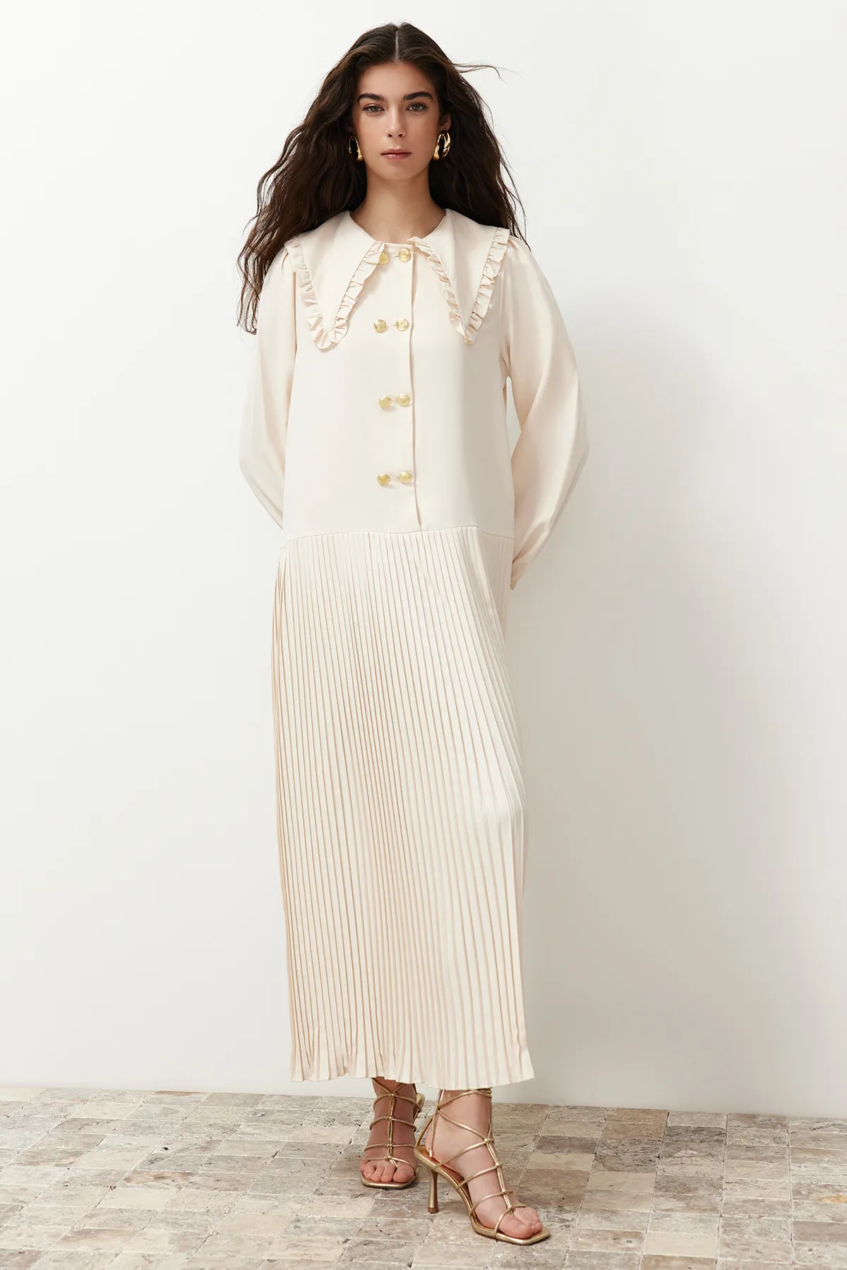 Trendyol Modest  Beiges plissiertes Kleid aus Webstoff mit Babykragen und goldenen Knöpfen TCTSS24EB00196