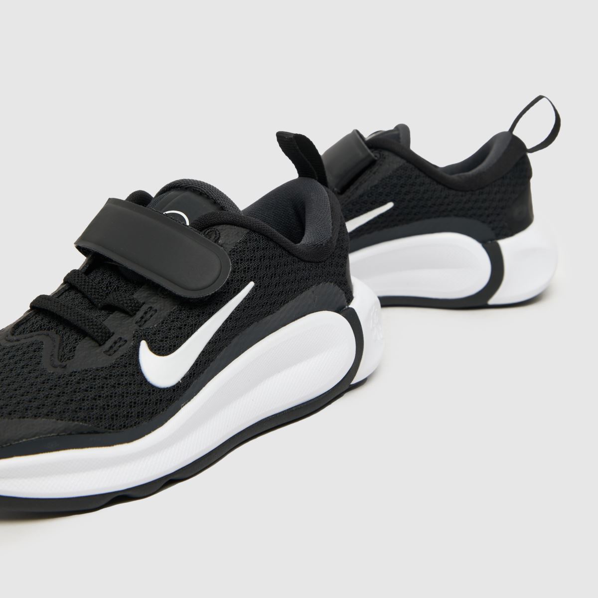 Nike svarta och vita Kidfinity Junior-träningsskor
