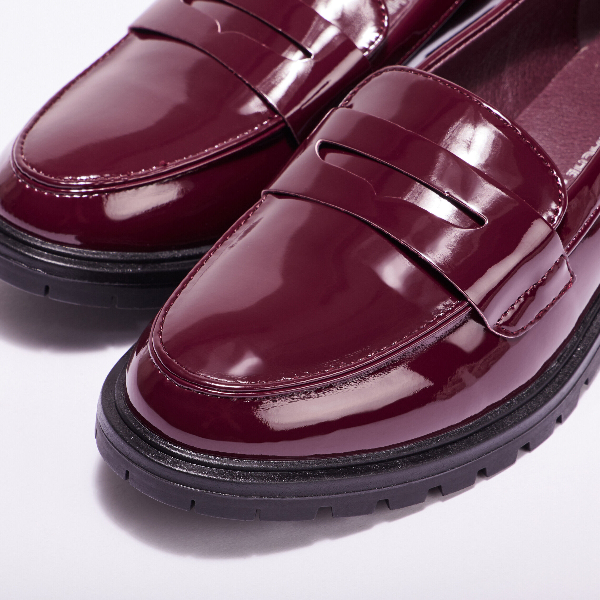 Mocassins vernis crantés prune femme | Cache Cache