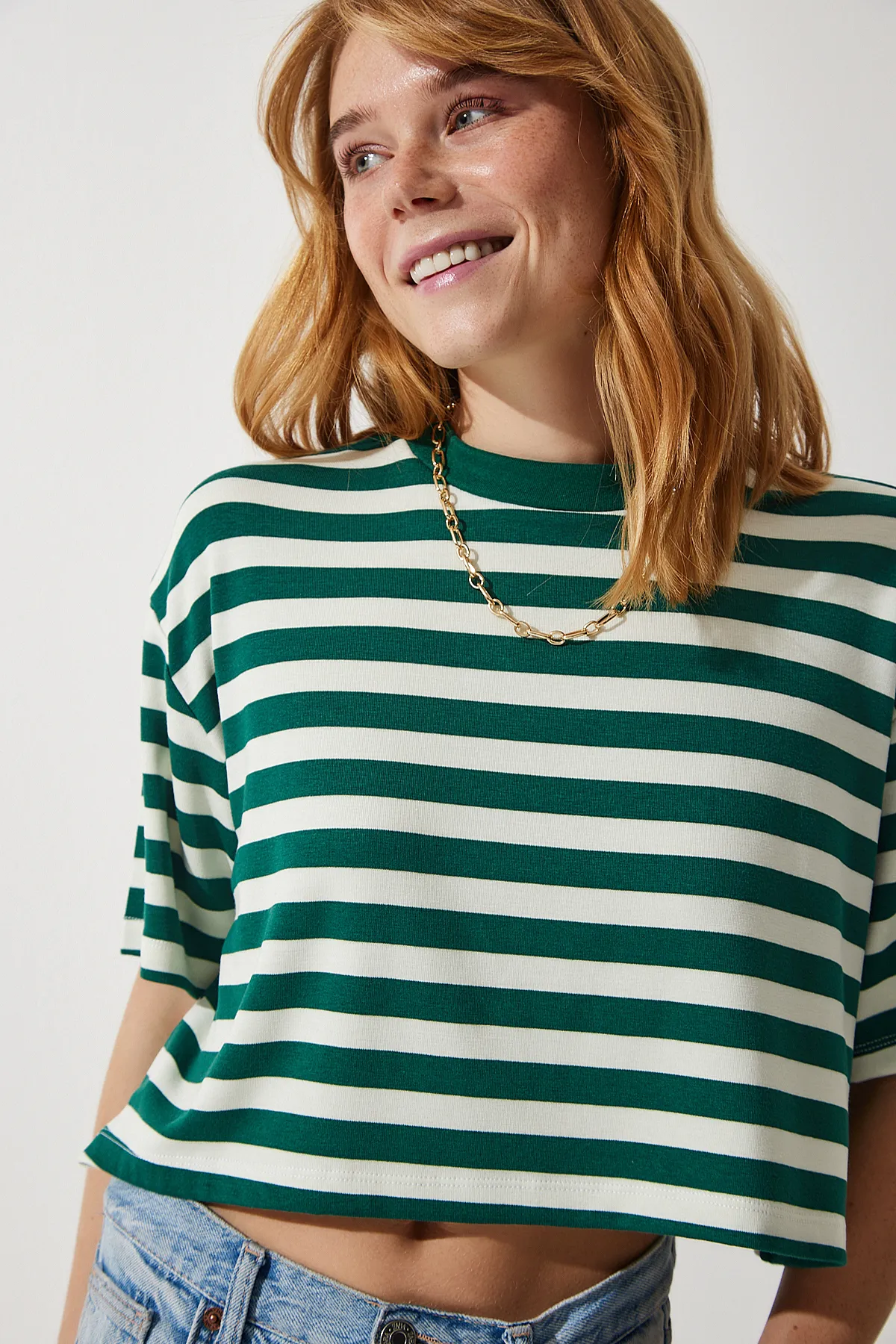 Happiness İstanbul  Dunkelgrünes, gestreiftes, kurzes Strick-T-Shirt mit Rundhalsausschnitt für Damen CR00427