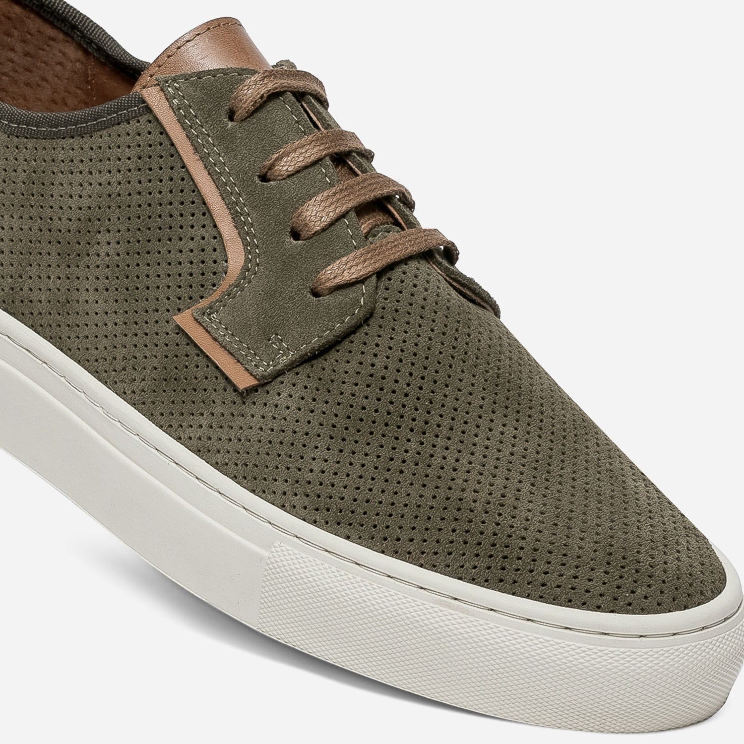 Tennis kaki en cuir velours perforé
