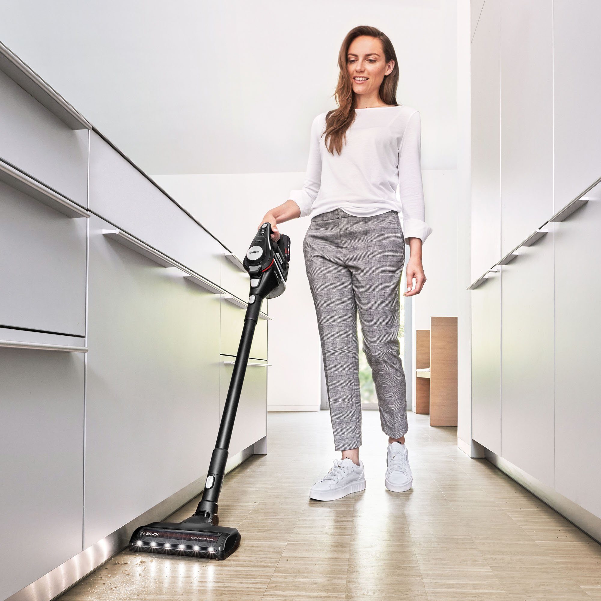 BOSCH Akku-Stielstaubsauger BKS8214T Unlimited Serie, 8 Gen2, beutellos, 45 Min Laufzeit, inkl. elektrische Minidüse und flexibler Fugendüse
