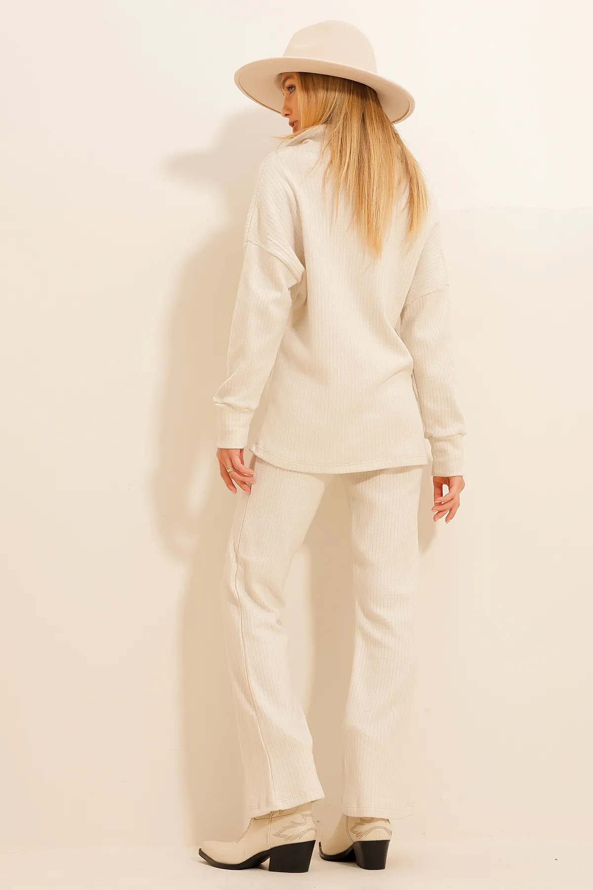 Trend Alaçatı Stili  Cremefarbenes Damen-Set aus Strickoberteil mit Polokragen und Palazzohose ALC-796-001
