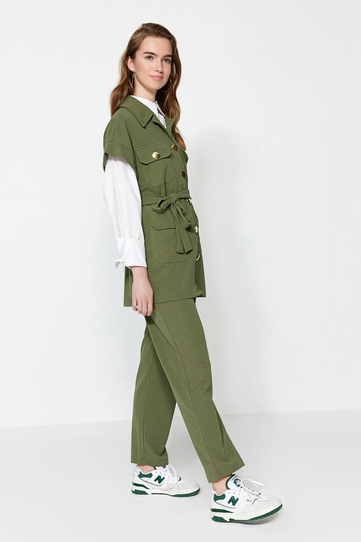 Trendyol Modest  Khakifarbenes Set aus Strickweste und -hose – mit goldenen Knöpfen TCTAW22US0062
