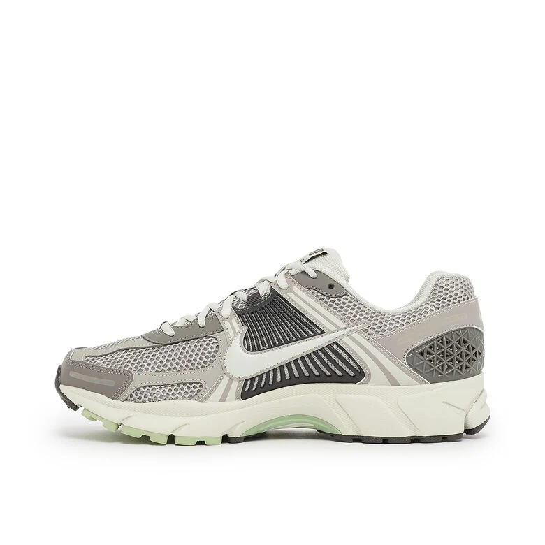 NIKE Wmns Zoom Vomero 5 cobblestone/light bone-light bone