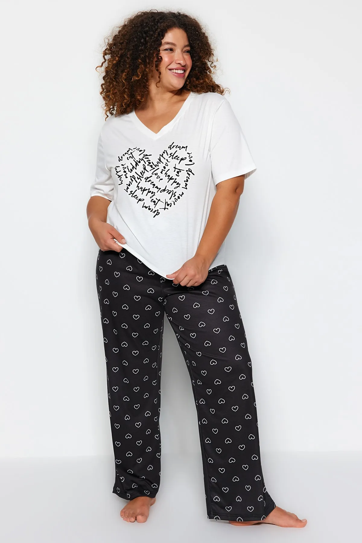 Trendyol Curve  Weißes gestricktes Pyjama-Set mit Herzmuster TBBAW24AI00012