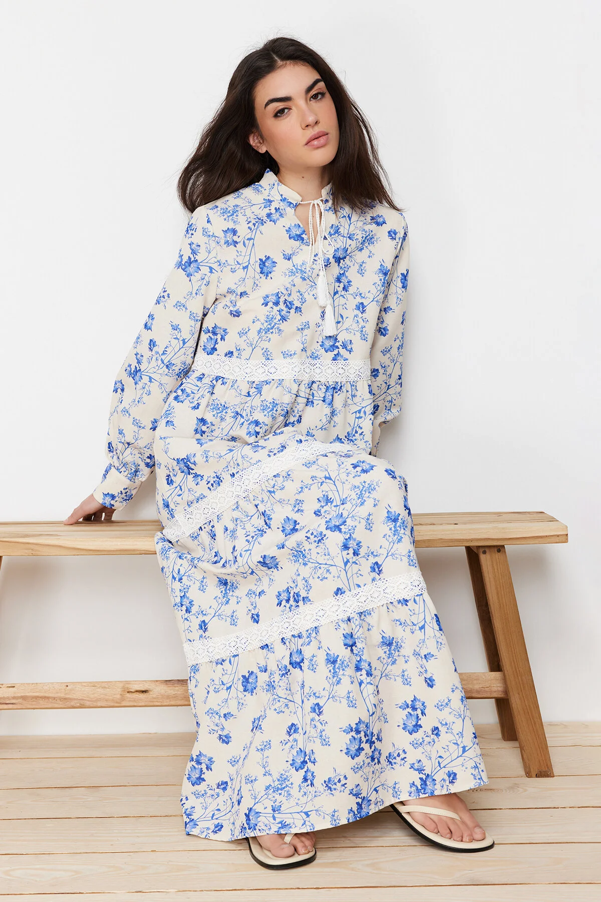 Trendyol Modest  Beigefarbenes, gewebtes Kleid in Leinenoptik mit Blumenmuster TCTSS24EB00054