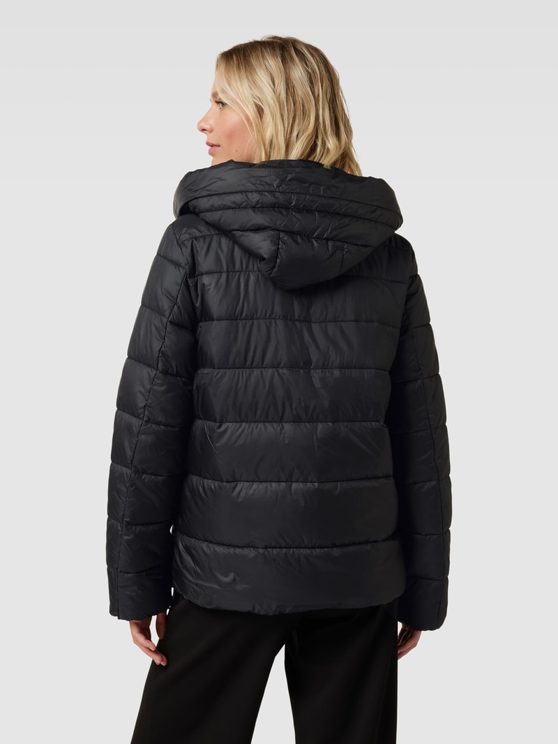 Steppjacke mit seitlichen Eingrifftaschen in schwarz