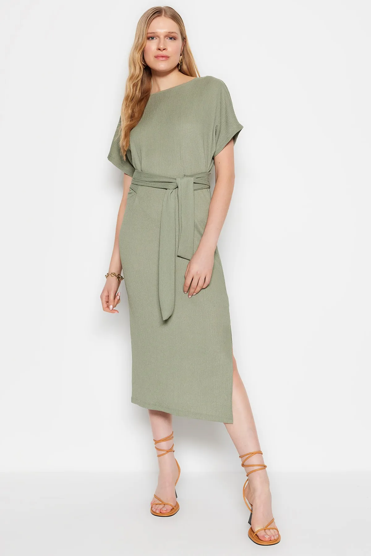 Trendyol Collection  Khakifarbenes Wickel-/strukturiertes Midi-Strickkleid mit Rundhalsausschnitt, Gürtel TWOSS23EL00709