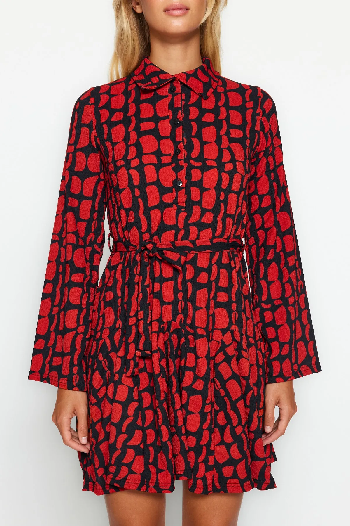 Trendyol Collection  Burgunderfarbenes Mini-Strickkleid mit Wickel-/strukturiertem Print, Rollkragen und Taillengürtel TWOAW24EL00351