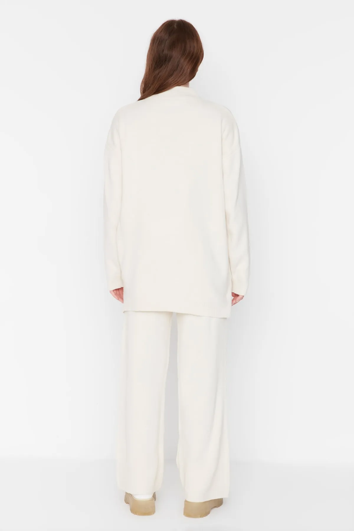 Trendyol Modest  Steinfarbenes Strickset mit halbem Rollkragen und Schlitzdetail, Pullover und Hose TCTAW23US00086