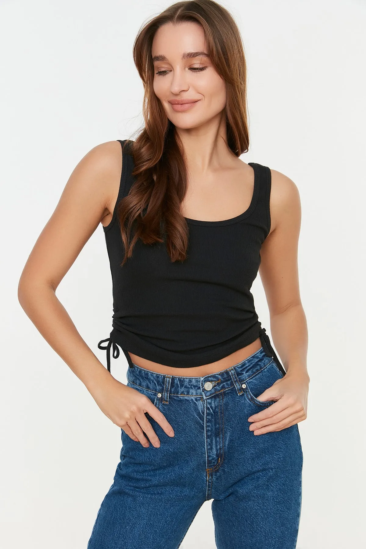 Trendyol Collection  Schwarz-weißes 2er-Pack gerafftes, flexibles Strick-Tanktop mit Poolkragen und detailliertem Poolkragen TWOSS21AL0195