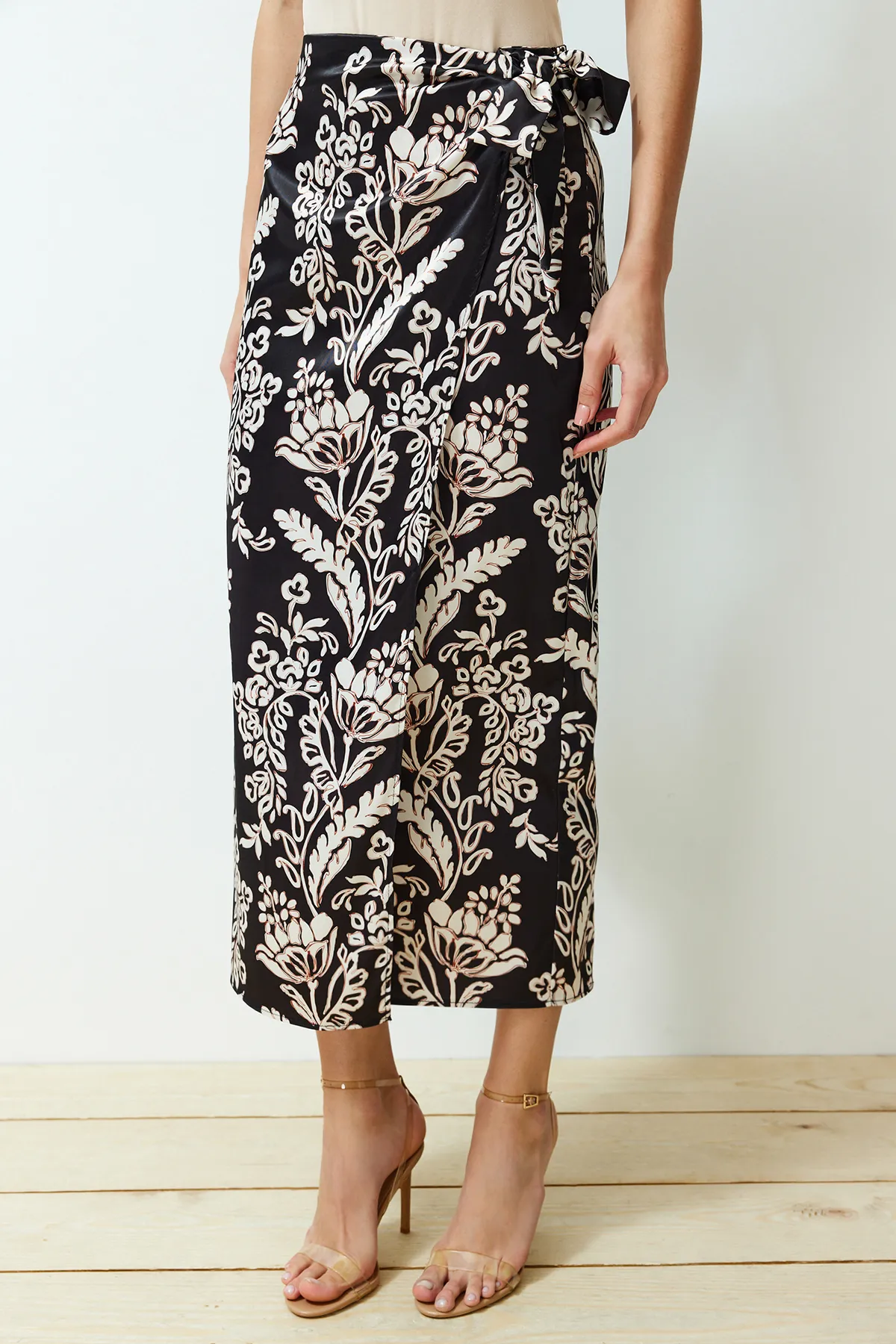 Trendyol Collection  Mehrfarbiger, zweireihiger Midirock aus gewebtem Satin mit Bindedetail vorne TWOSS24ET00128