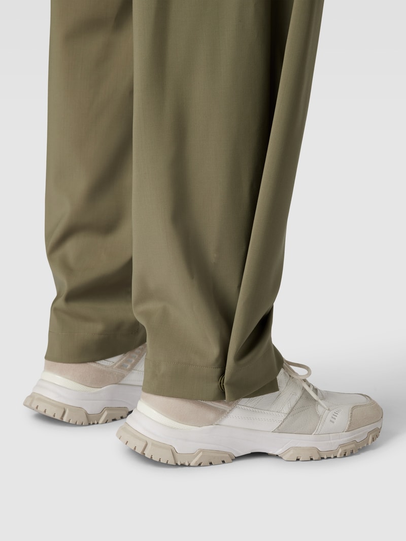 Bundfaltenhose mit Gürtel in olivgrün