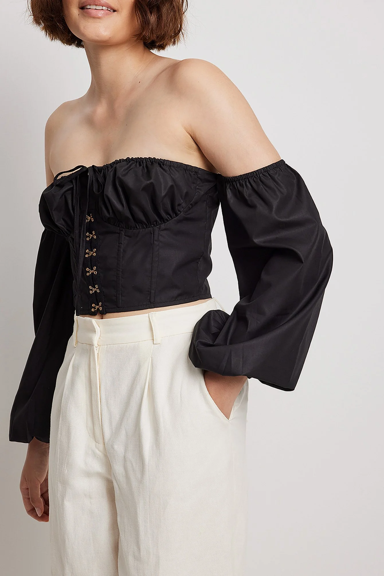 Bluse mit quadratischem Ausschnitt und geraffter Front