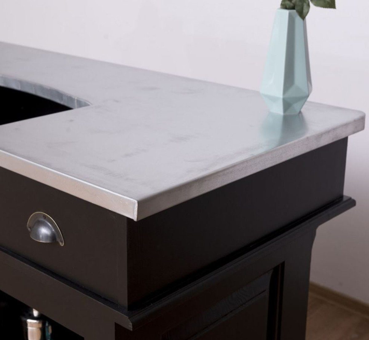 Casa Padrino Barschrank Landhausstil Theke Schwarz / Silber 160 x 65 x H. 107 cm - Massivholz Thekentisch mit verzinkter Tischplatte - Barmöbel im Landhausstil