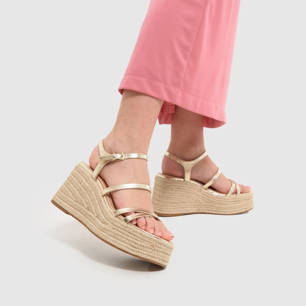 Schuh Vienna – Guldfärgade sandaler med remmar