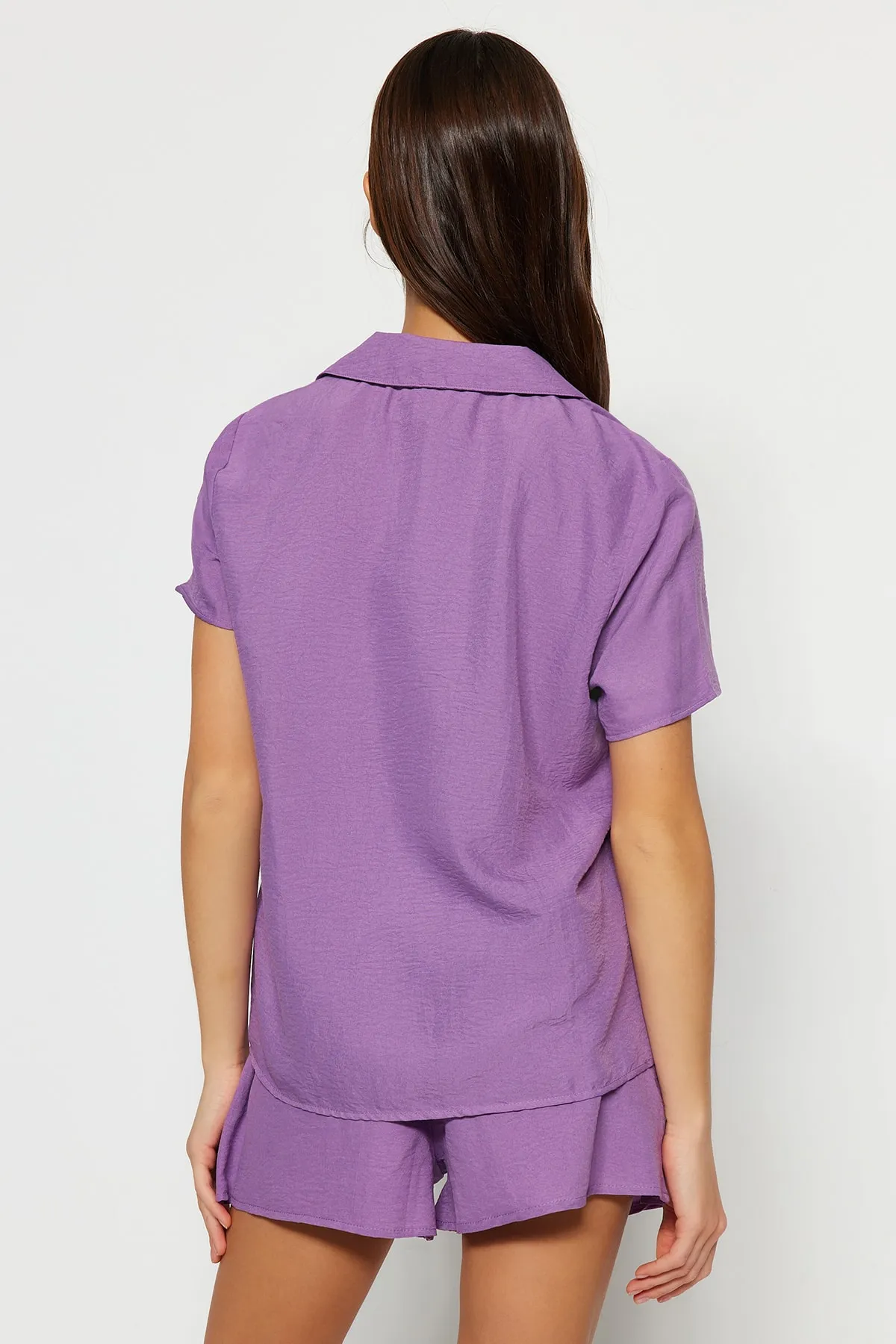 Trendyol Collection  Lilafarbenes Pyjama-Set aus gewebtem Hemd und Shorts mit Stickereien THMSS23PT00232