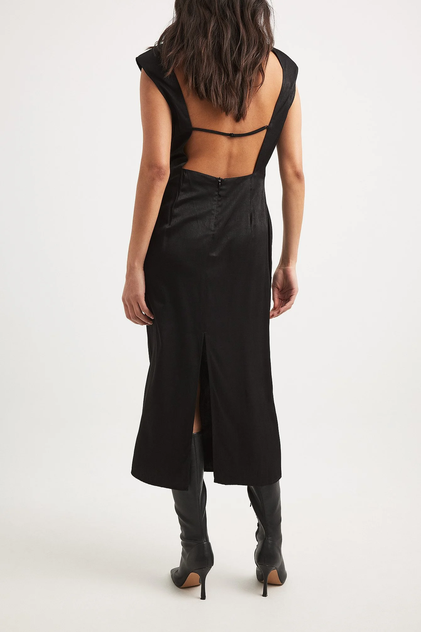 Midikleid mit Trichterausschnitt und offenem Rücken