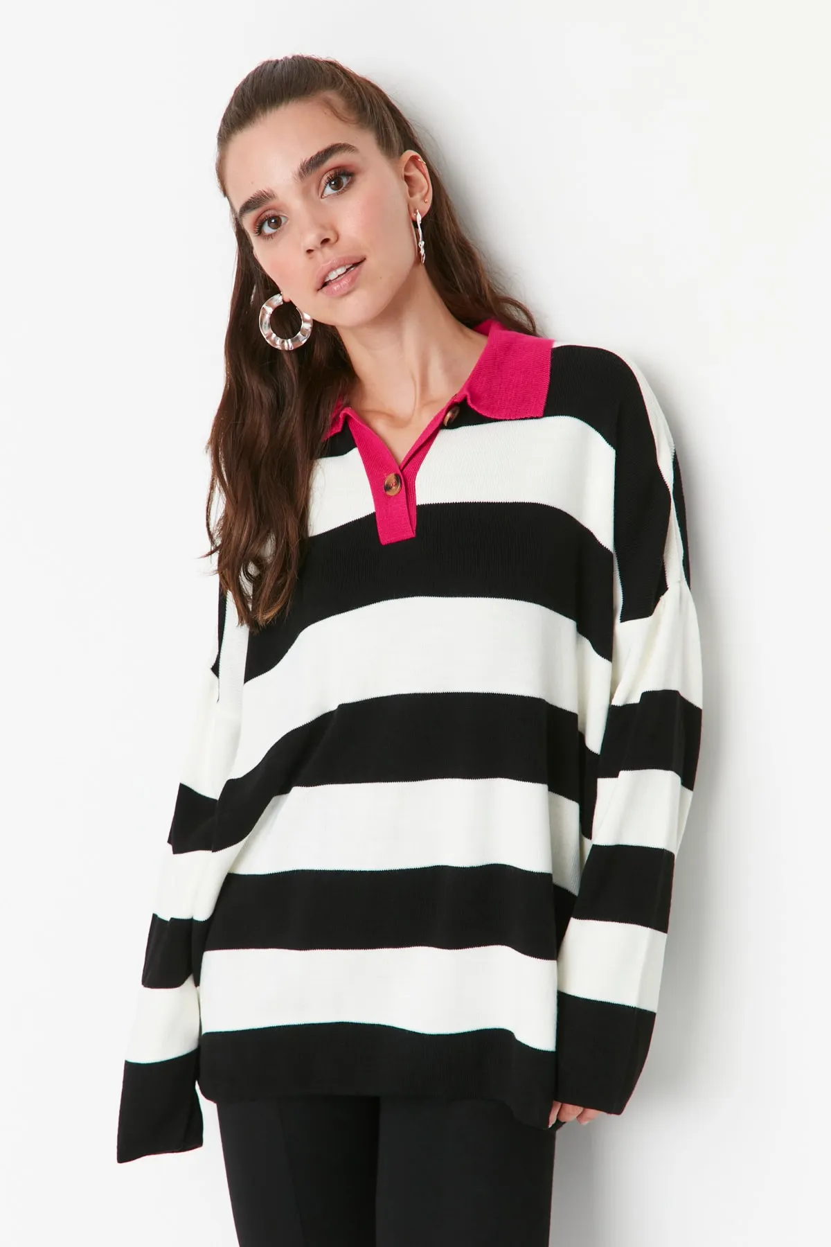 Trendyol Modest  Schwarz gestreifter Strickpullover mit Rollkragen TCTAW23KZ00039