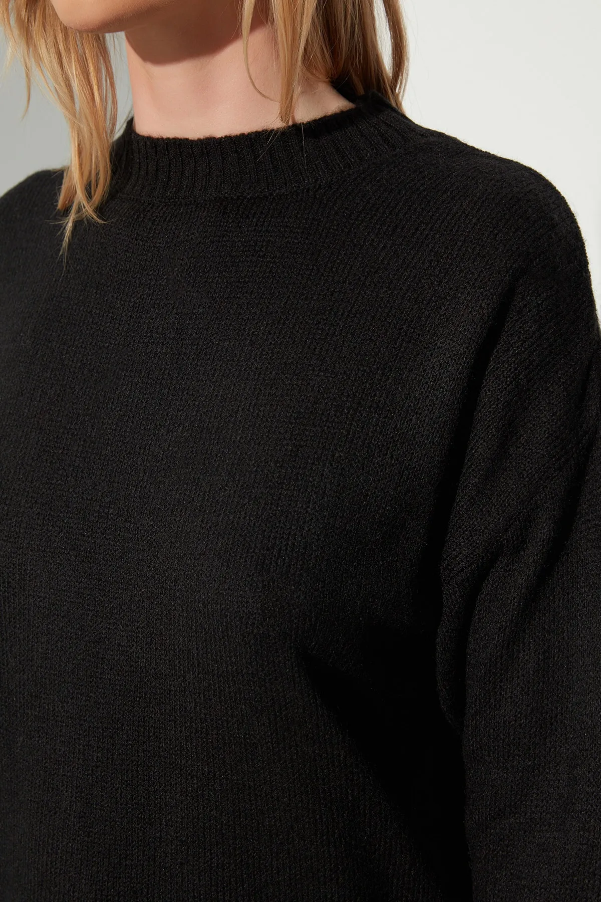 Trendyol Collection  Schwarzer Wollpullover mit Rundhalsausschnitt TWOAW23KZ01142