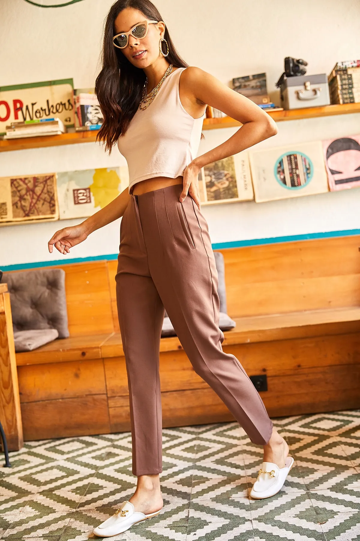Olalook  Braune, taillierte Damenhose aus Flanell mit Taschen aus Atlasgewebe PNT-19000174