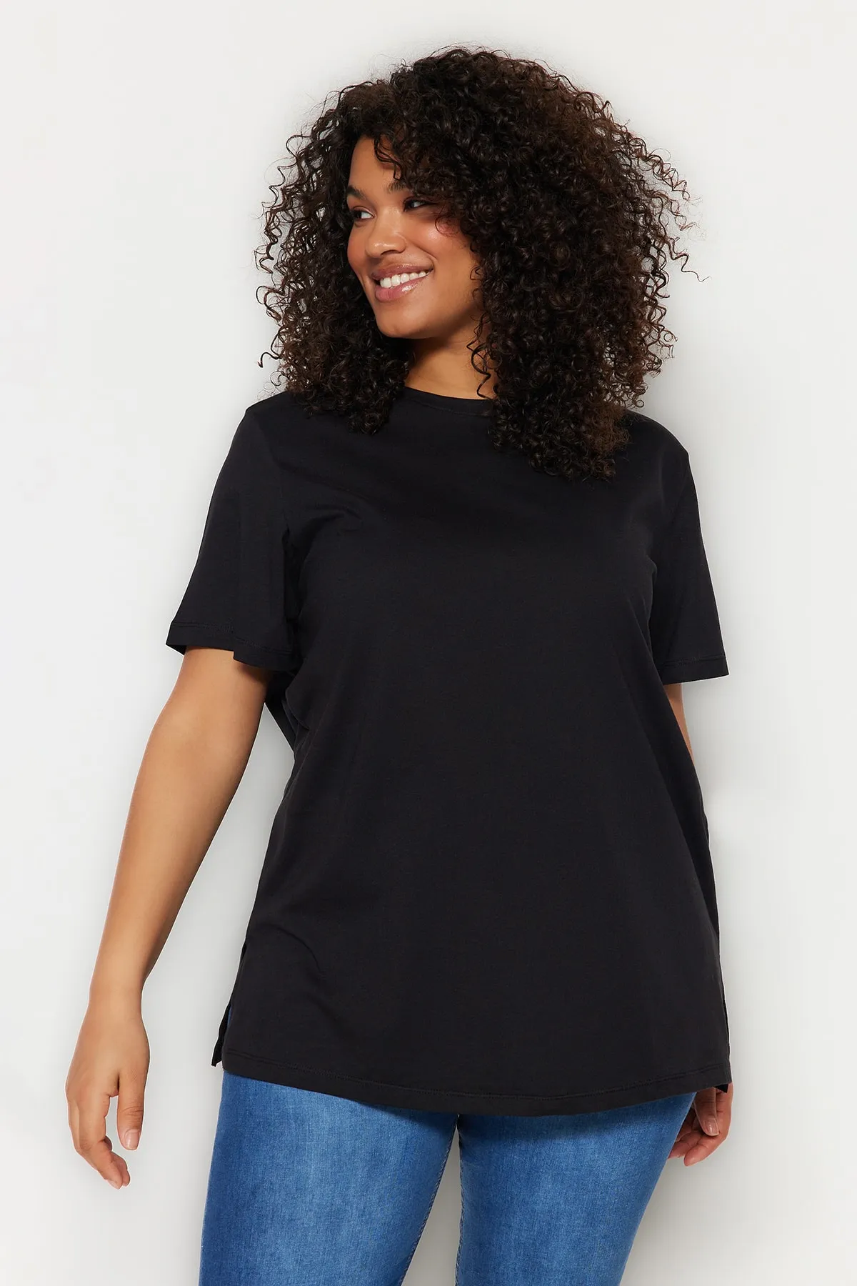 Trendyol Curve  Schwarzes, benzinfarbenes Boyfriend-Strick-T-Shirt mit Rundhalsausschnitt und Schlitz TBBSS22BF0031