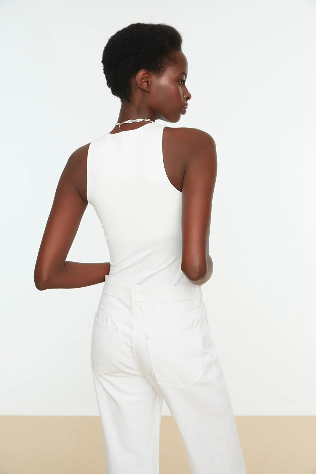 Trendyol Collection  Weißer Neckholder-Body mit flexiblem Strick-Body mit Druckknöpfen TWOSS20BD0044