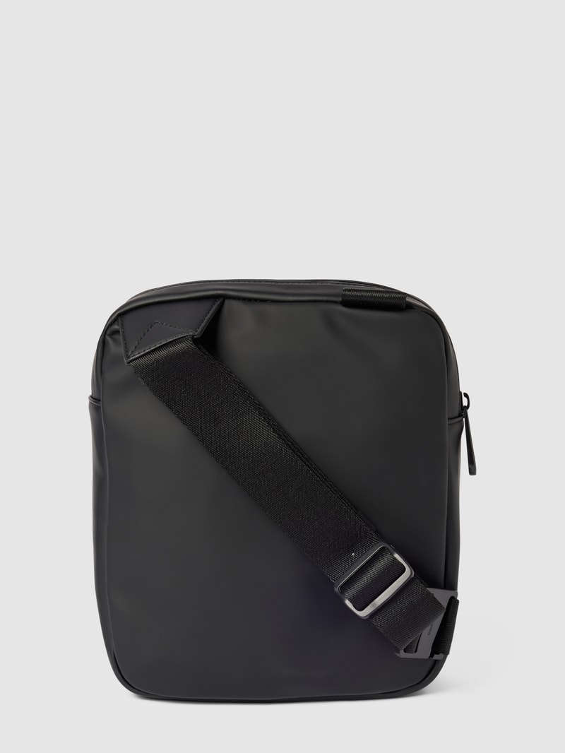 Umhängetasche mit Label-Detail Modell 'TECH' in schwarz