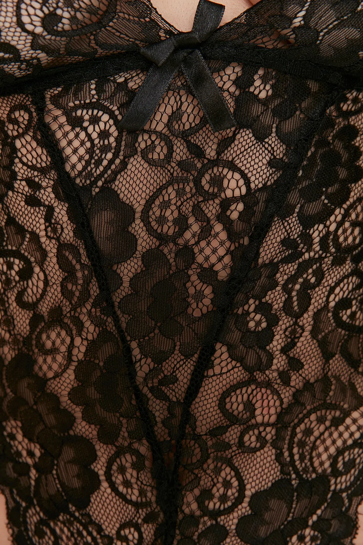 Trendyol Collection  Schwarzer Strick-Body mit Schnürriemen und Druckknöpfen aus Spitze THMAW23BD00008
