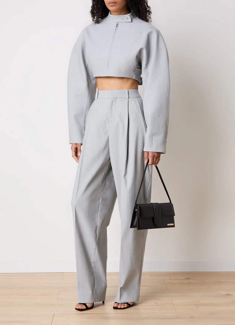 Jacquemus Cabrio -lyhyt takki neitsytvillasekoitteesta, jossa vyö ja rintatasku