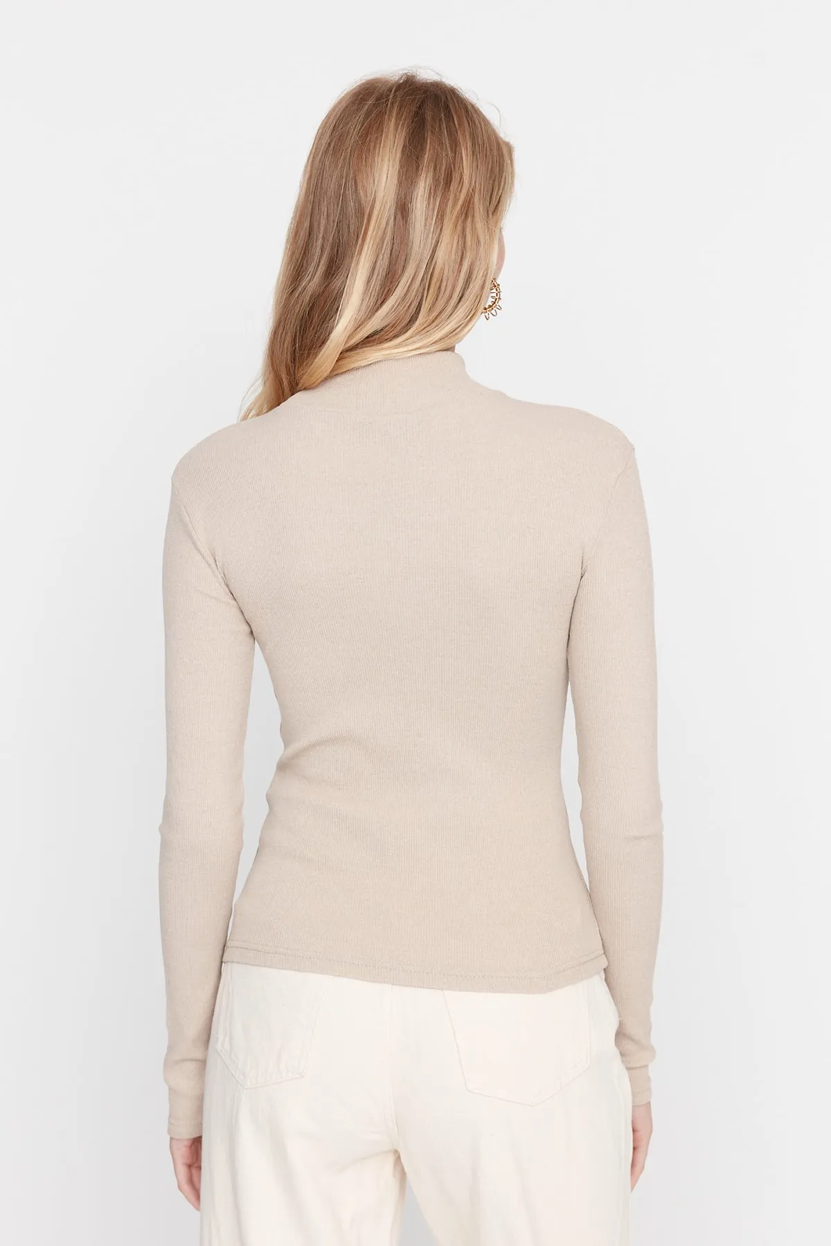 Trendyol Collection  Beige, taillierte, langärmlige, gerippte, dehnbare Strickbluse mit hohem Kragen TWOAW21BZ0423