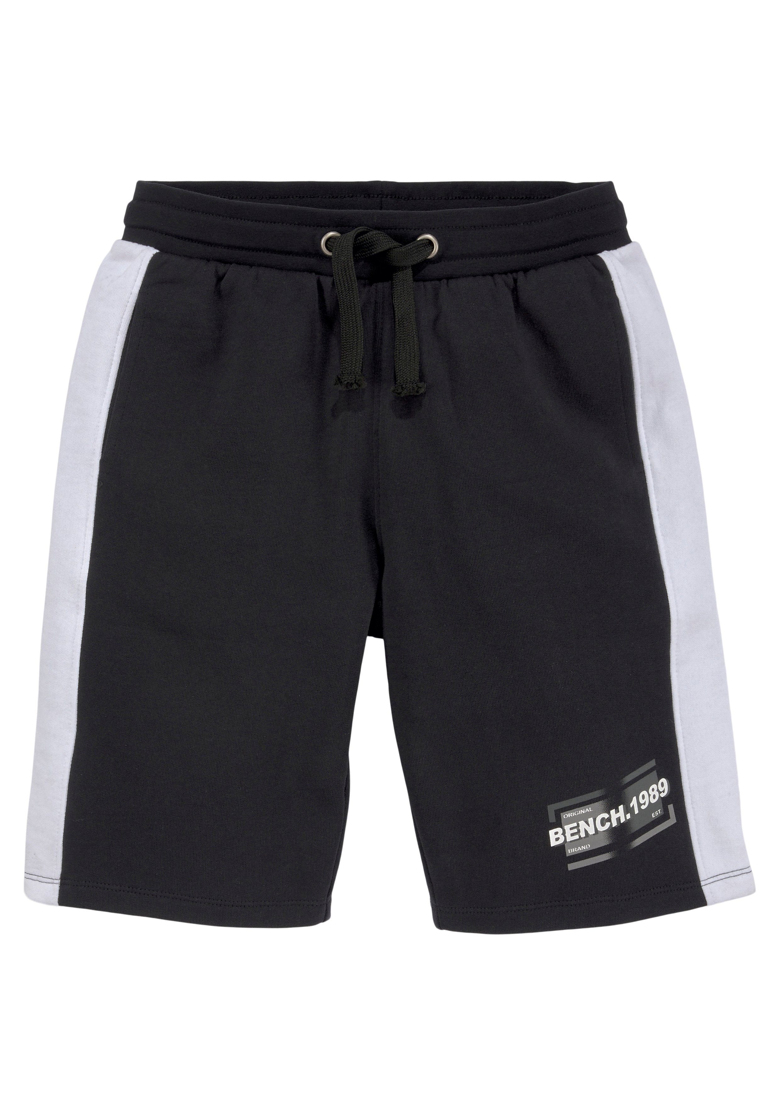 Bench. Sweatbermudas mit farbigen Kontrasten